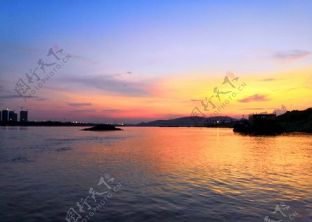 黄昏下的湖泊美丽景观