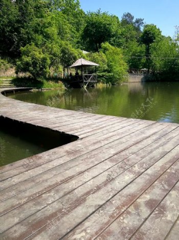 湖水岸边木板桥