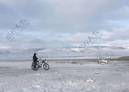 雪后的青海湖边