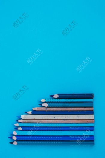 蓝色背景与彩色铅笔