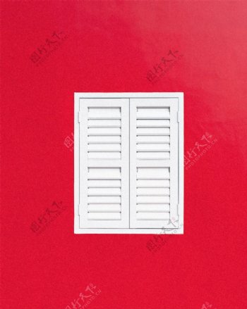 红色背景白色窗户