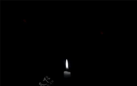 黑暗中的蜡烛微光
