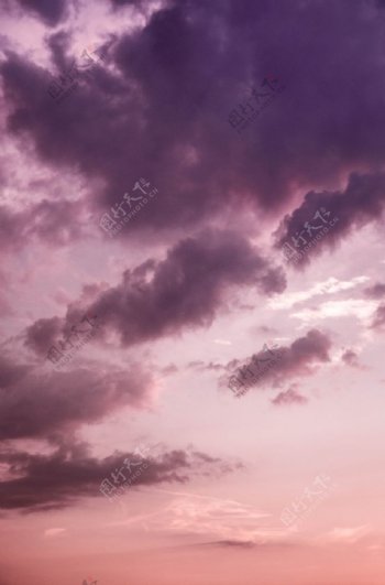 夜晚紫色的云