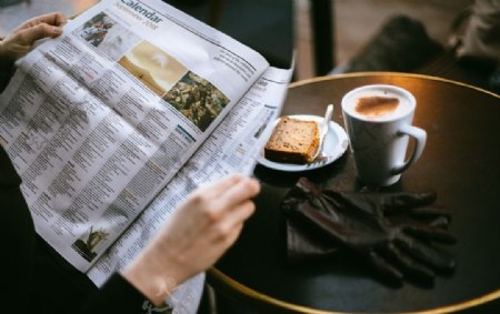 看报纸喝咖啡商务早餐背景素材