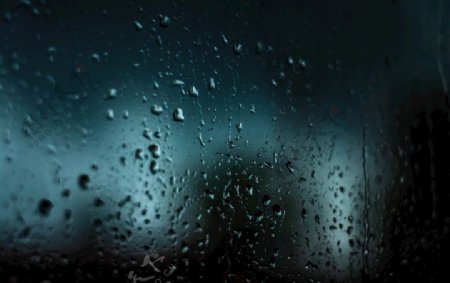 蓝色玻璃雨滴雨夜