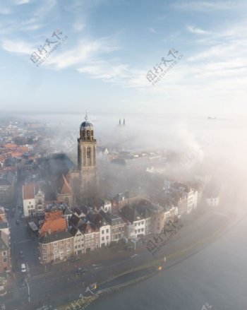 清晨烟雾缭绕的海边城市