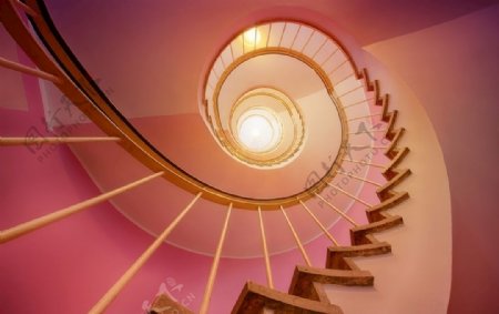 粉色螺旋楼梯