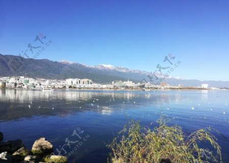 大山湖泊风景图片