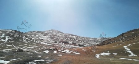 蓝天雪山风景图片