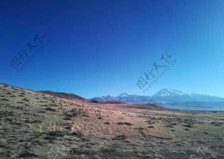 蓝天雪山荒野图片