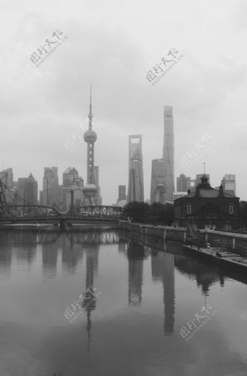 上海北外滩东方明珠倒影黑白建筑图片