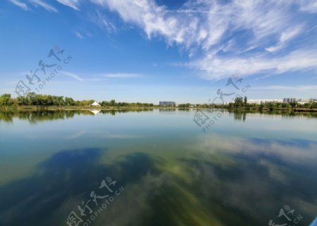 湖泊倒影图片