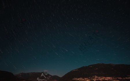 群山夜空星光风景背景图片