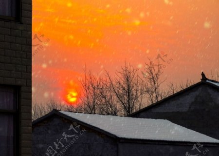 夕阳雪屋顶图片