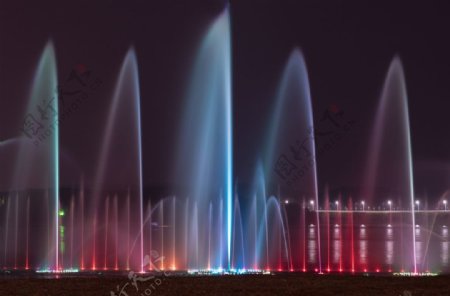 夜晚彩色的喷泉图片