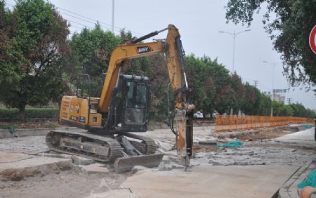 市政道路改造工地护栏现场挖机图片