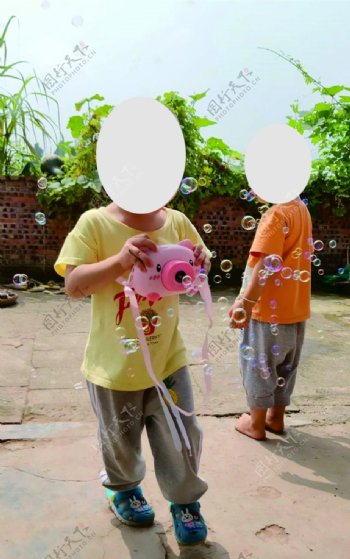 儿童游玩泡泡相机图片