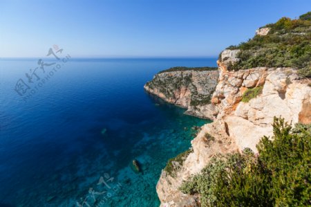 希腊美丽的岩石海岸线图片