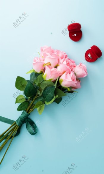 藍色底板上的粉色玫瑰花束圖片