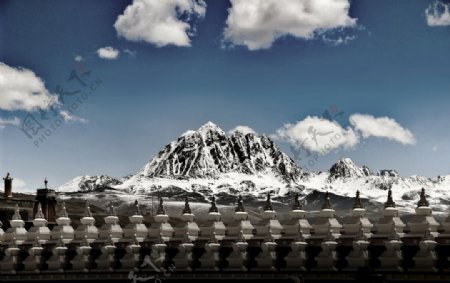 雪山寺庙新都桥图片