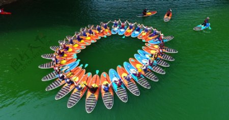 桨板团建水上活动尚闻时达图片