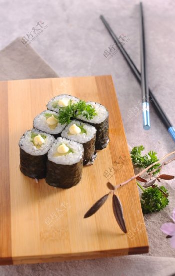 牛油果细卷寿司图片