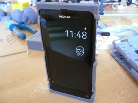 诺基亚N9手机和案例模型