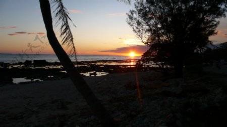 潮间带海景礁石橙黄色夕阳图片