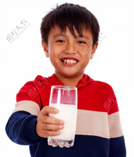 男孩喝牛奶钙的摄入量