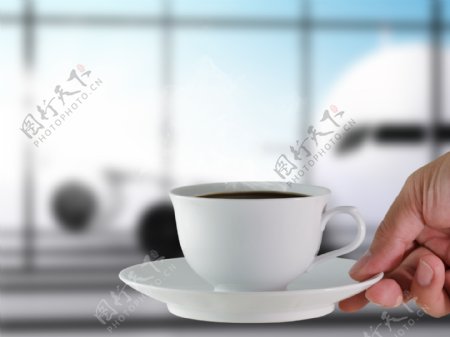 在机场的咖啡杯