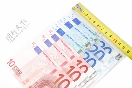 卷尺和欧元钞票金融危机的概念