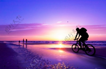 海边骑自行车