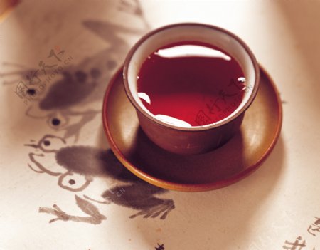 放在国画上的紫砂杯红茶