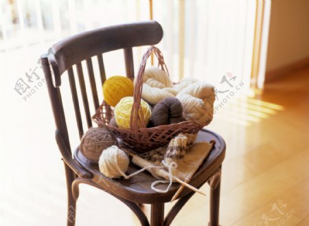 室内椅子上毛线团篮子图片