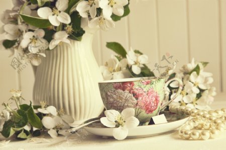 古典茶杯花瓶插花图片