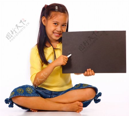 孩子抱着一个黑色的空白写字板留言