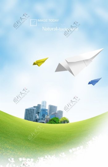 草地上的建筑和彩色纸飞机