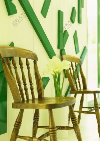 室内古典木椅鲜花图片