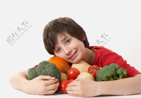 吃蔬菜的孩子图片