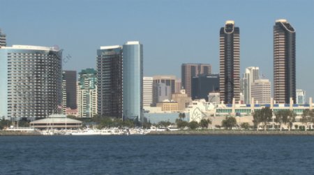 圣迭戈港船过框架的城市天际线在waterftont股票视频视频免费下载