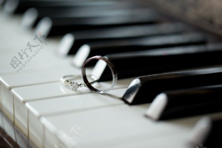 钢琴上的戒指图片
