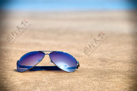 海滩蓝天墨镜图片