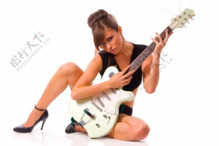 弹吉他美女图片