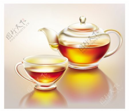 玻璃茶壶和一杯茶