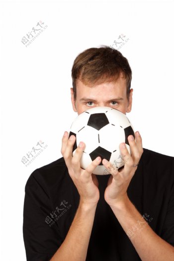 拿足球的男人图片
