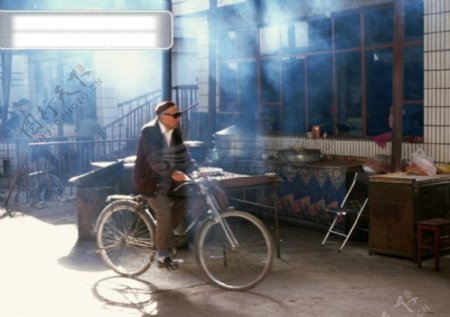 北京街头包子店自行车老人行驶