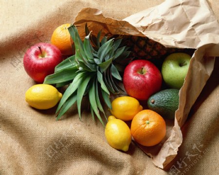 纸袋里的水果