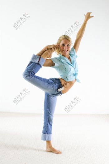体操健身单腿独站的美女图片