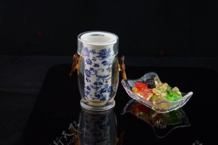 青花玻璃茶具和糖果盘图片