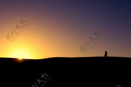 沙漠夕阳剪影婚纱摄影图片